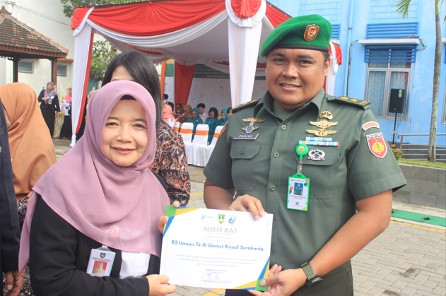 Penyerahan Penghargaan Pengelolaan Satu Sehat Terbaik Kategori RS Rumah Sakit Tk.III Slamet Riyadi 